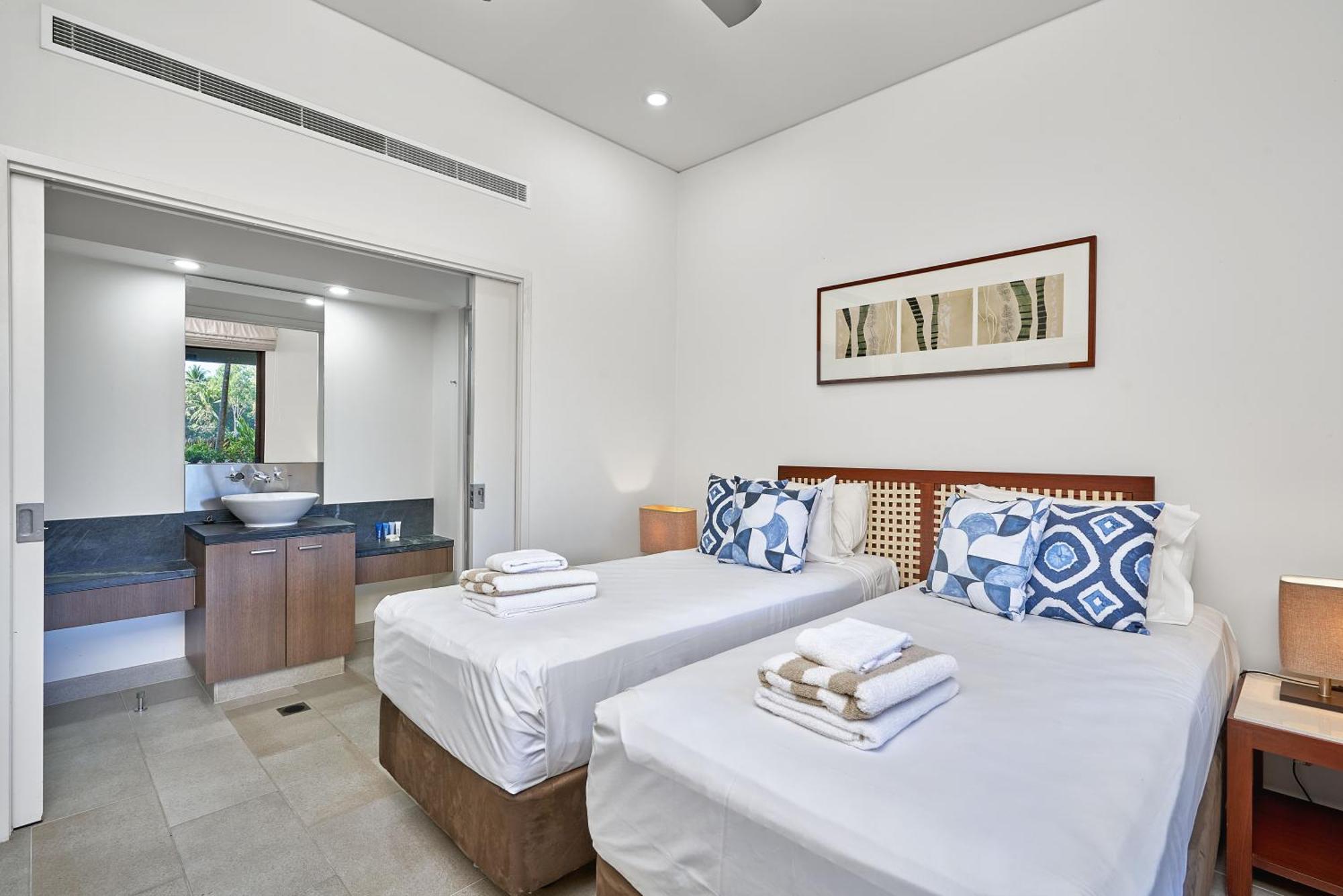 Swim Out Apartments In Triton Street Beachfront Resort Palm Cove Room photo