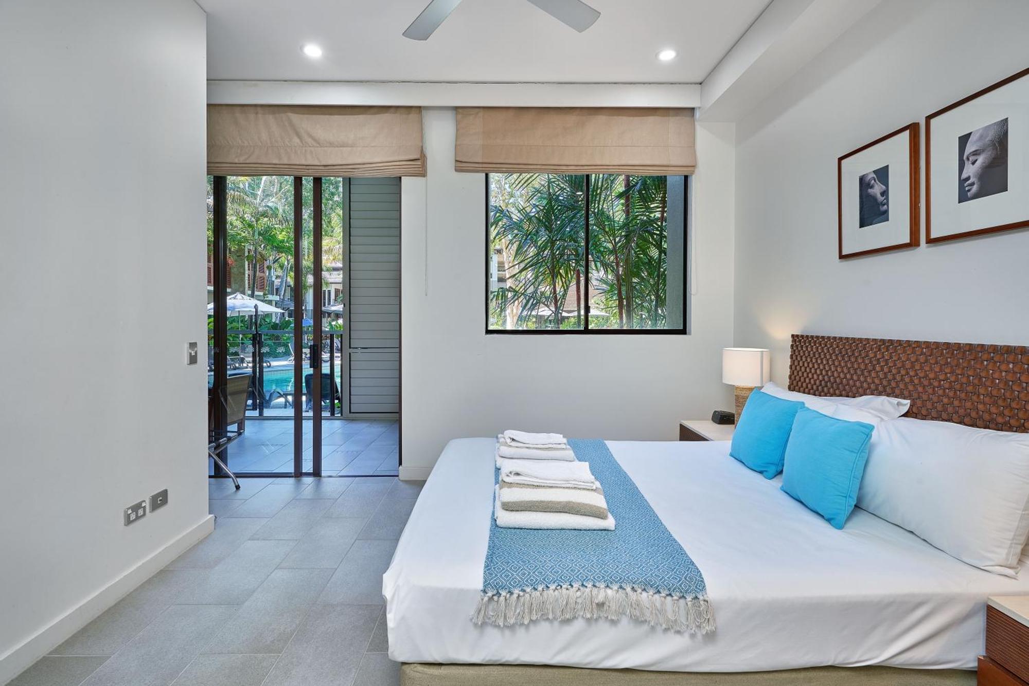 Swim Out Apartments In Triton Street Beachfront Resort Palm Cove Room photo