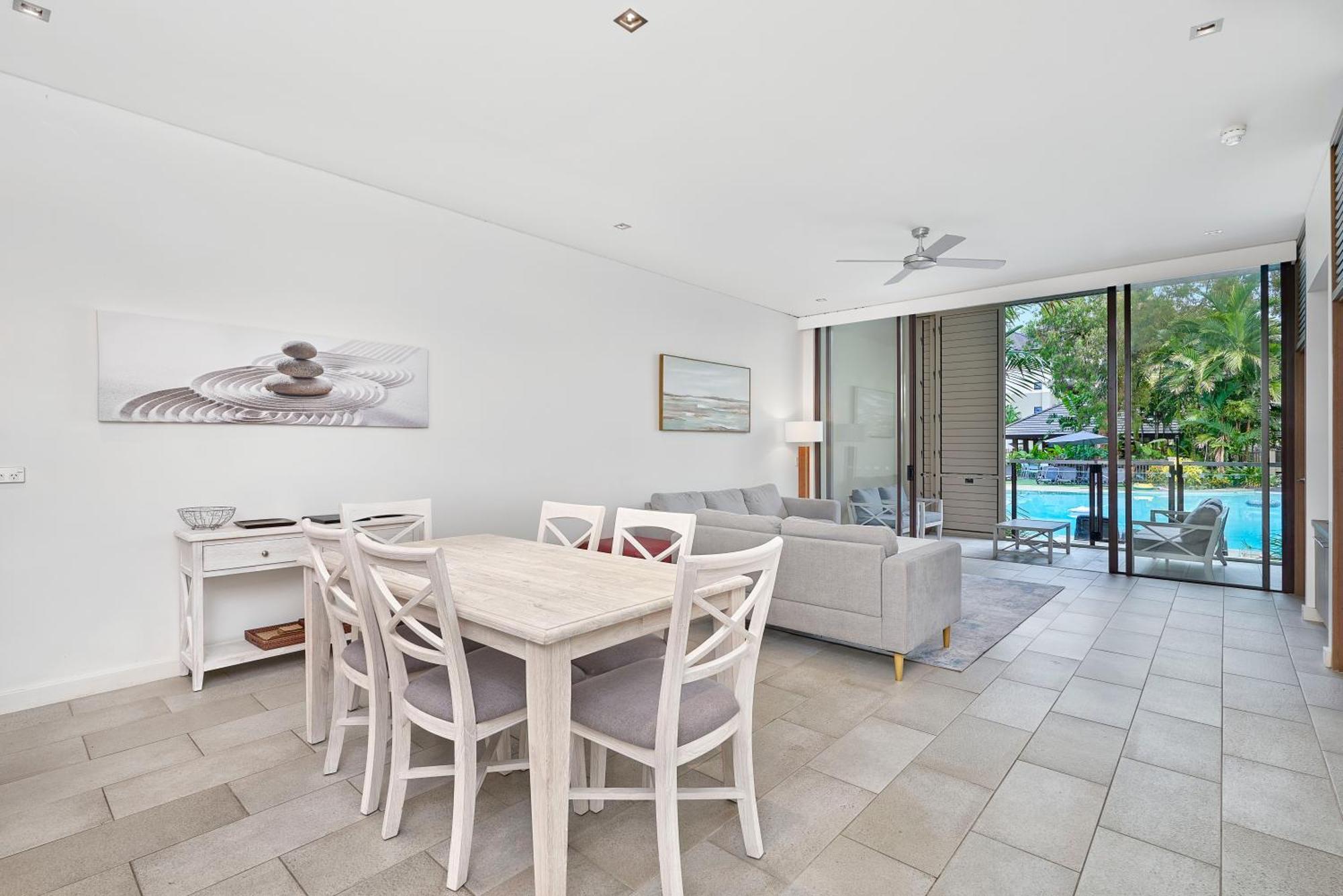 Swim Out Apartments In Triton Street Beachfront Resort Palm Cove Exterior photo